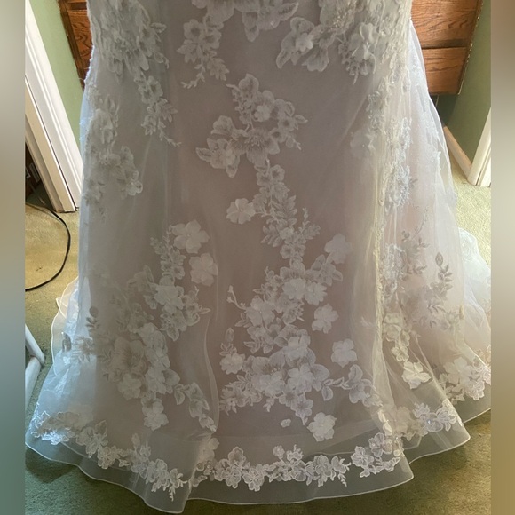 Oleg Cassini 22W Ivory 3D Floral Ballerina  Wedding Dress - Picture 12 of 13